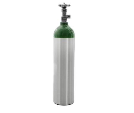 Cilindro de oxigênio em alumínio com parte superior verde e válvula metálica, utilizado para armazenamento e transporte de oxigênio medicinal. Modelo portátil indicado para suporte respiratório domiciliar e atendimento emergencial.