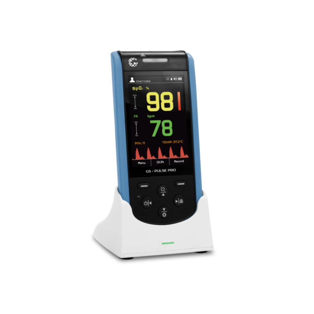 Oxímetro portátil de sinais vitais exibindo saturação de oxigênio (SpO2), frequência cardíaca e temperatura em tela digital colorida. Equipamento utilizado em ambientes hospitalares e clínicos para monitoramento contínuo do estado do paciente.